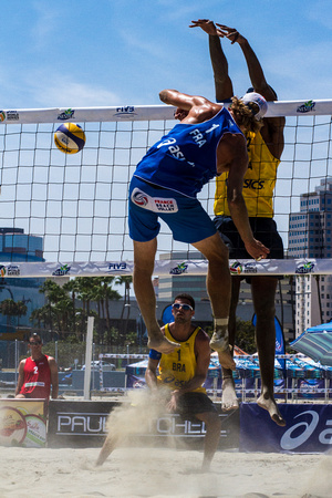 Andy Cès hits hard angle to get around the block of Evandro Gonçalves Oliveira Júnior
